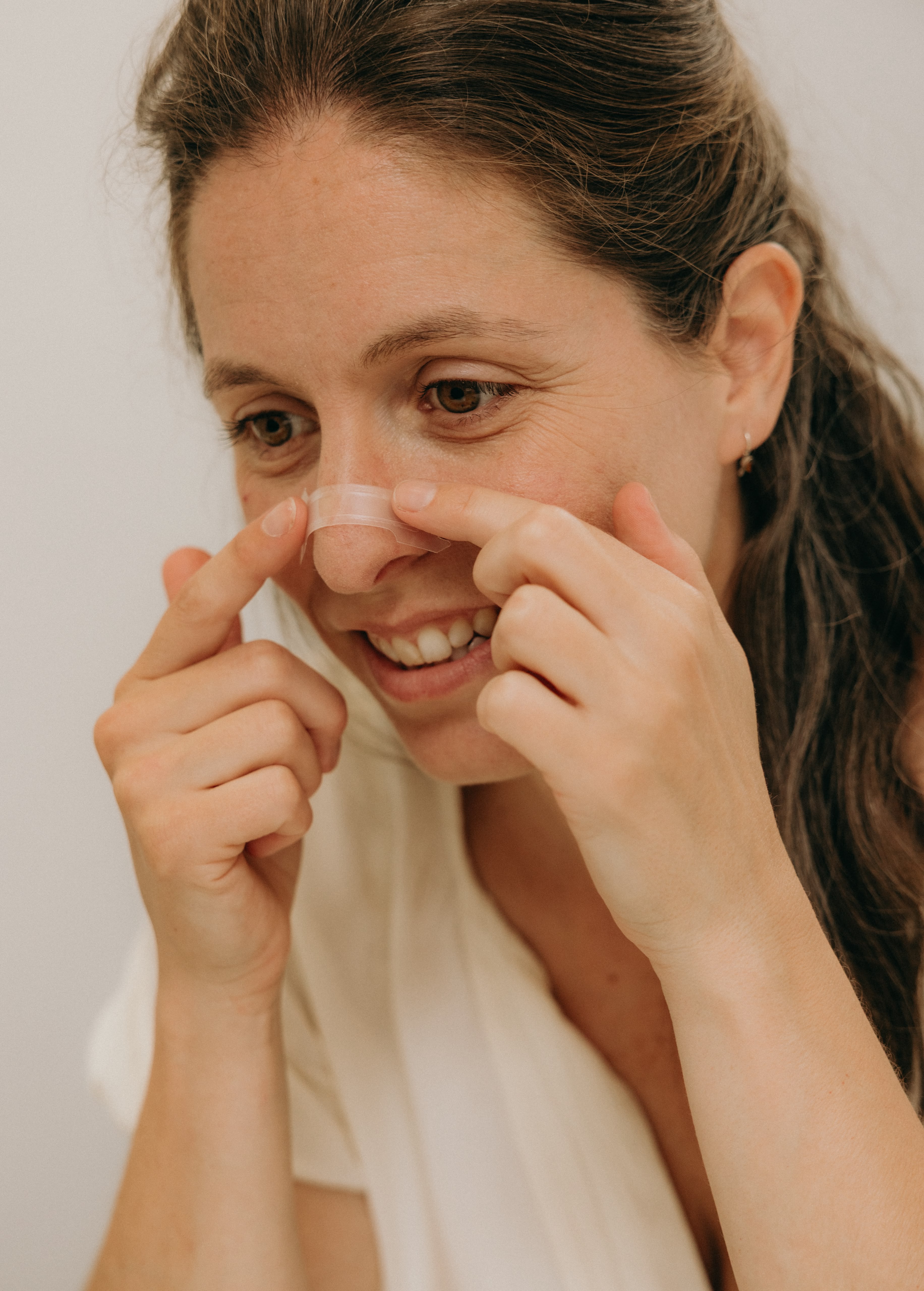 Hoe-Neusstrips-Gebruiken-Vrouw-RustigeNacht